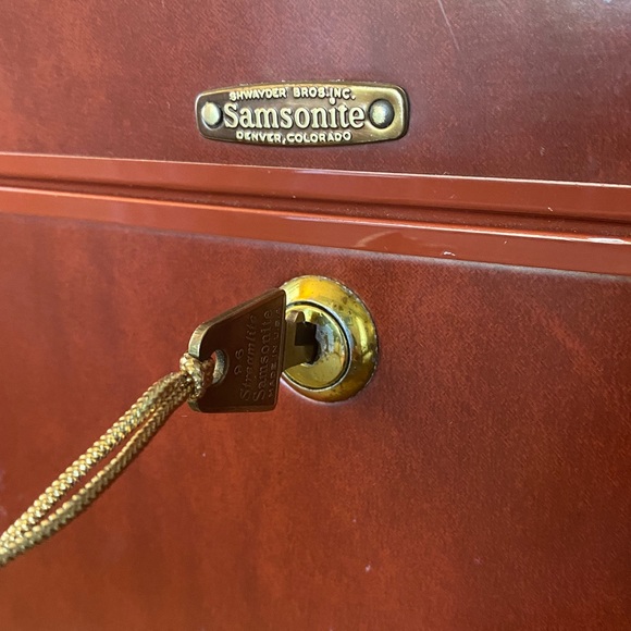 Samsonite Classic Chestnut Train Case - Picture 2 of 16